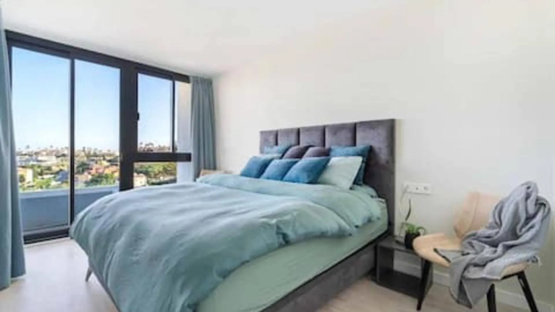 Fantastic Townhouse Near The Beach مالقة بيت للعطل